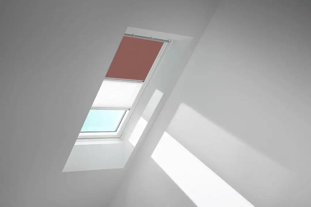 VELUX Vorteils-Set Verdunkelungsrollo mit Faltstore DFD C02 4578S Rosenholz/Weiß,alu PG:P-DFDC024578S