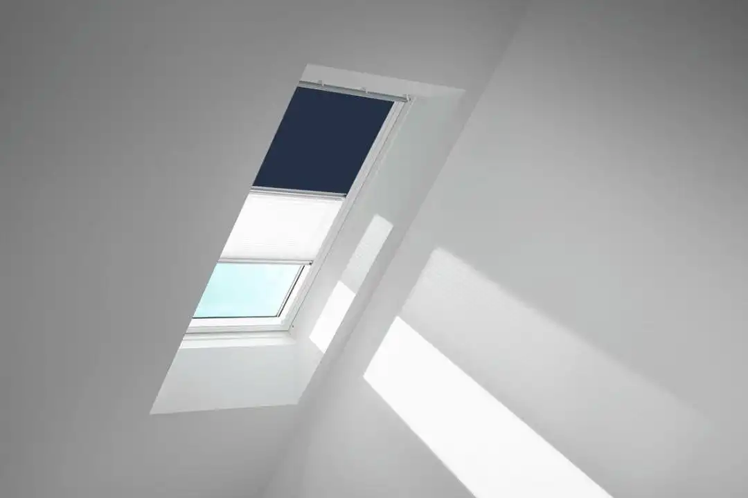 VELUX Vorteils-Set Verdunkelungsrollo mit Faltstore DFD C02 1100S Dunkelblau/Weiß,Schiene alu PG:S-DFDC021100S