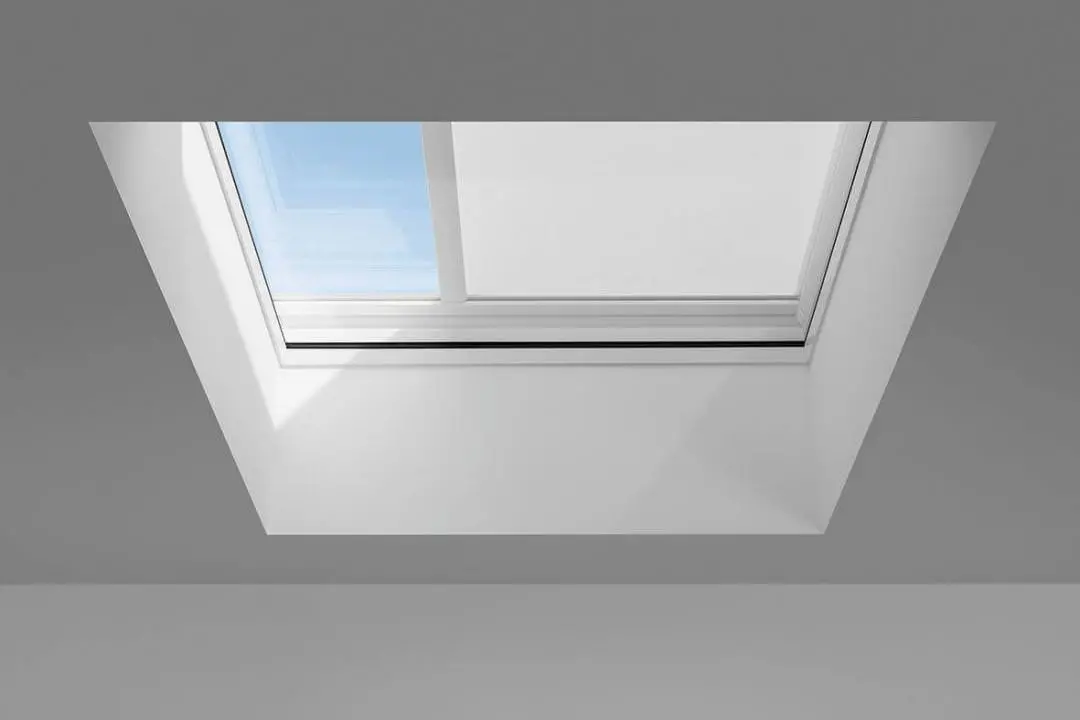 VELUX Solar-Verdunkelungs-Rollo für Flachdach-Fenster DSU-DSU0600604550WLM