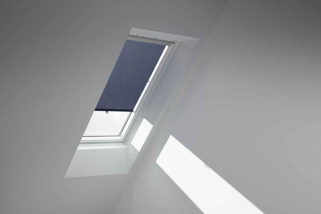 VELUX Sichtschutz-Rollo manuell mit Haltekrallen RLT 103 9050 Dunkelblau, alu Schiene, Standard-RLT1039050
