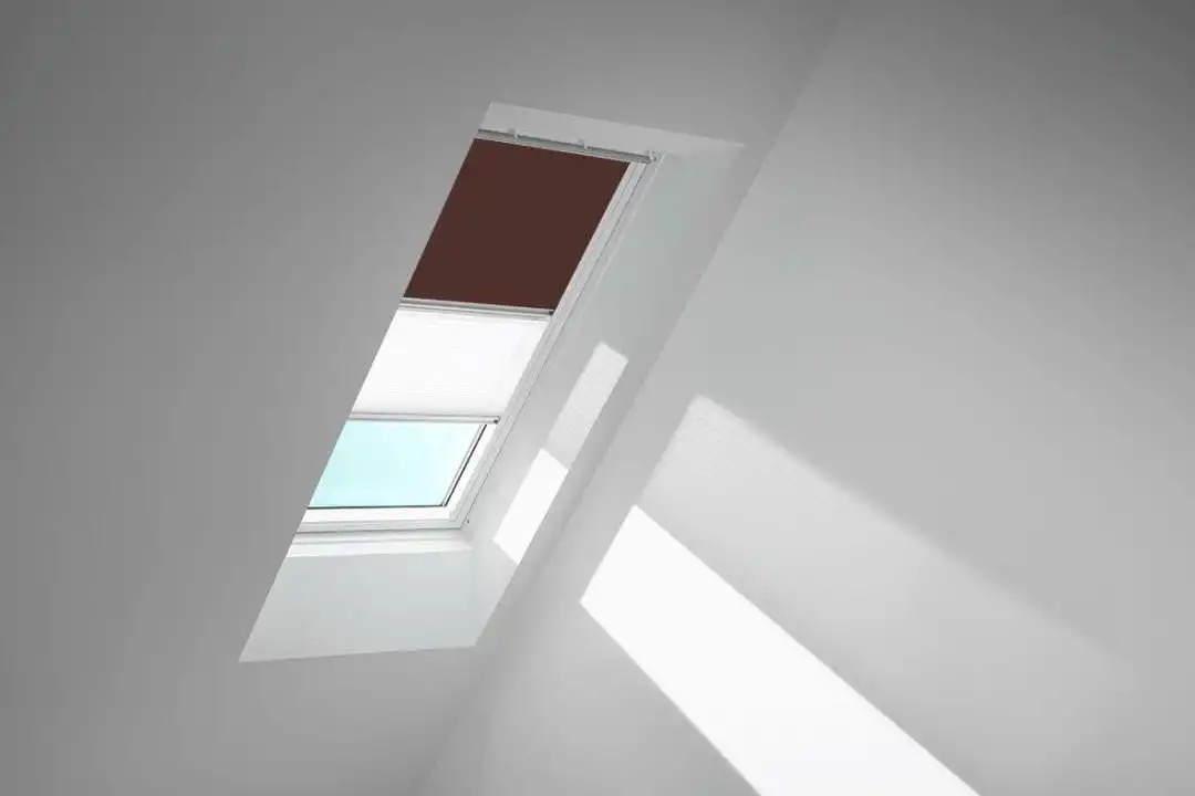 VELUX Vorteils-Set Verdunkelungsrollo mit Faltstore DFD C02 4559S Dunkelbraun/Weiß,Schiene alu PG:P-DFDC024559S
