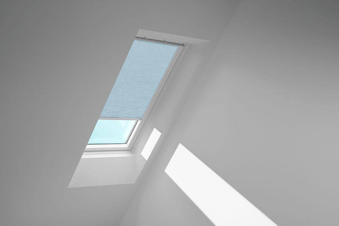 VELUX Standard-Sichtschutzrollo mit Führungsschienen Rollo manuell RFL C02 4166S Himmelblau,Schiene alu PG:P-RFLC024166S