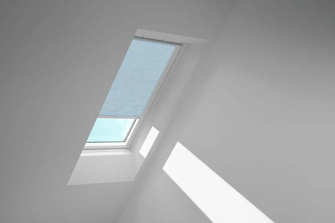 VELUX Standard-Sichtschutzrollo mit Führungsschienen Rollo manuell RFL C02 4166S Himmelblau,Schiene alu PG:P-RFLC024166S