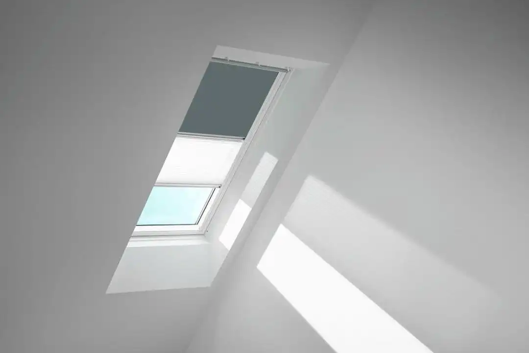 VELUX Vorteils-Set Verdunkelungsrollo mit Faltstore DFD C02 4581S Blaugrau/Weiß,alu PG:P-DFDC024581S