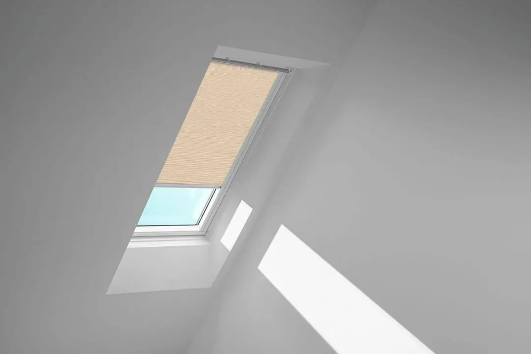 VELUX Standard-Sichtschutzrollo mit Führungsschienen Rollo manuell RFL C02 4155S Sandbeige,Schiene alu PG:P-RFLC024155S