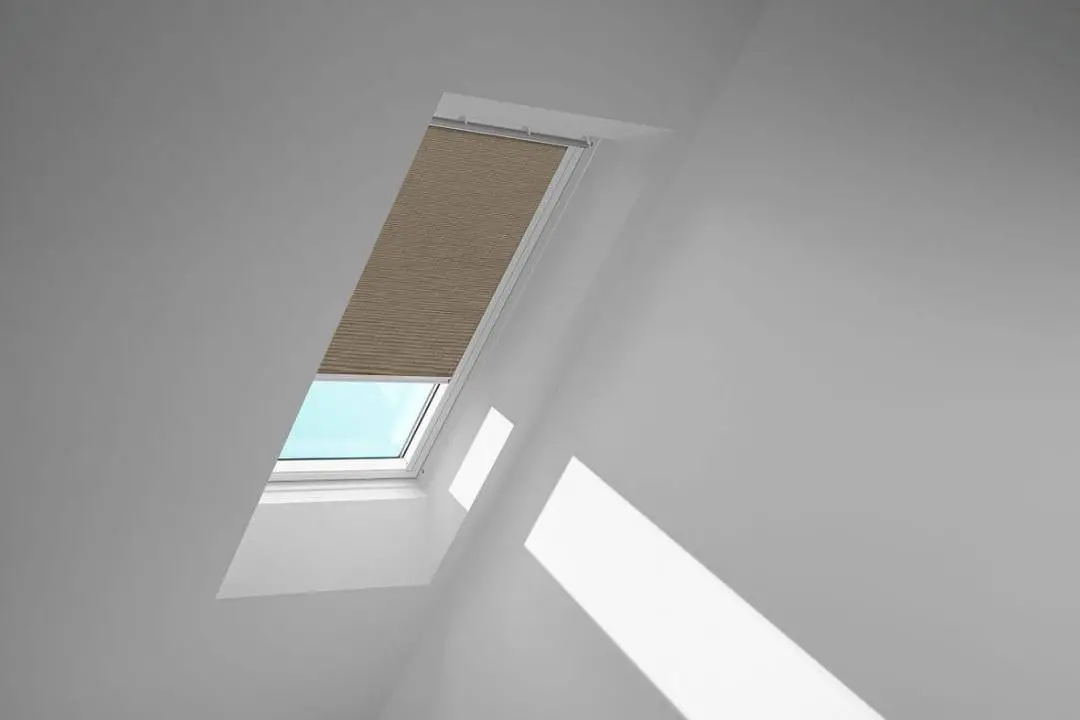 VELUX Standard-Sichtschutzrollo mit Führungsschienen Rollo manuell RFL C02 4163S Nougat,Schiene alu PG:P-RFLC024163S