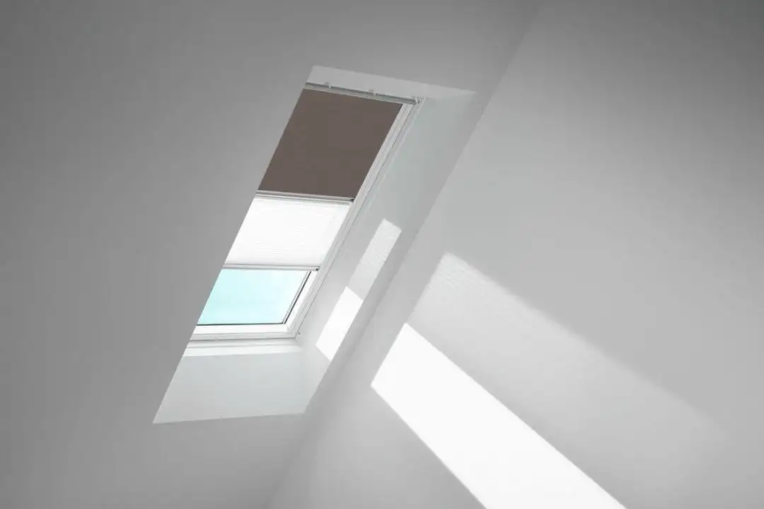 VELUX Vorteils-Set Verdunkelungsrollo mit Faltstore DFD C02 4577S Taupe/Weiß,alu PG:P-DFDC024577S