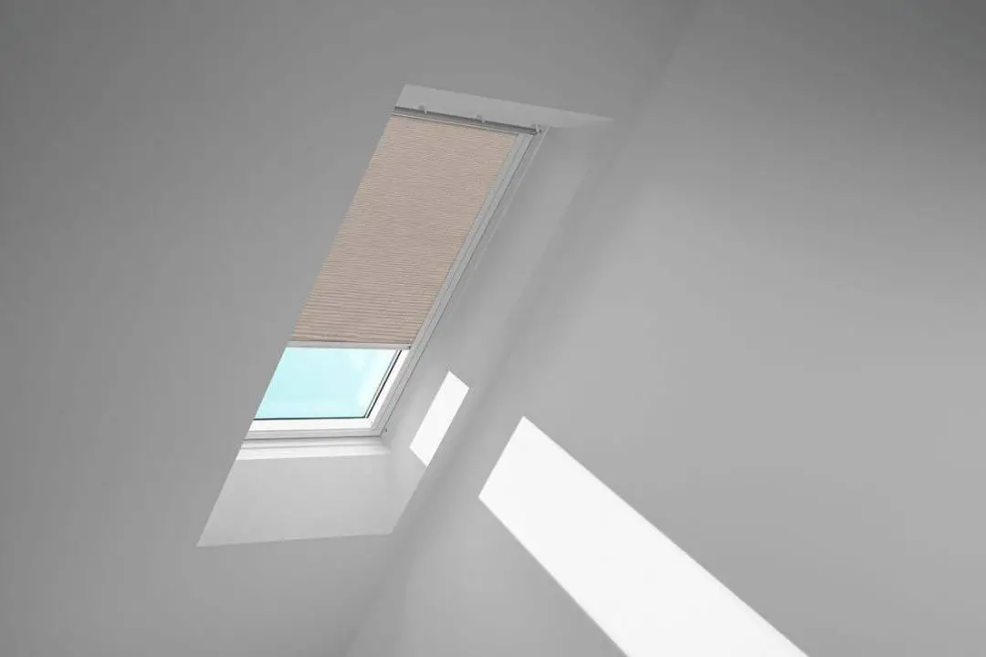 VELUX Standard-Sichtschutzrollo mit Führungsschienen Rollo manuell RFL C02 4169S Helltaupe,Schiene alu PG:P-RFLC024169S