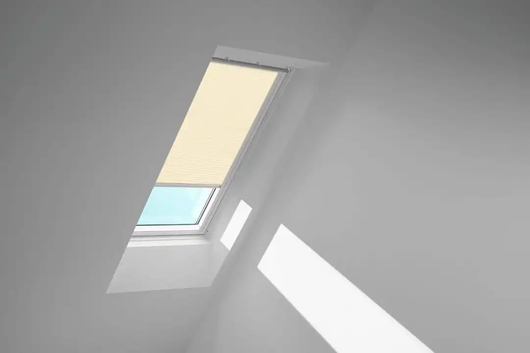 VELUX Standard-Sichtschutzrollo mit Führungsschienen Rollo manuell RFL 102 1086S Hellbeige,Schiene alu PG:S-RFL1021086S