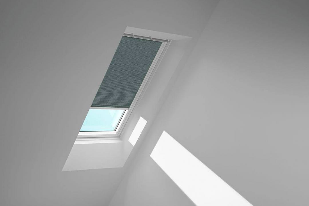 VELUX Standard-Sichtschutzrollo mit Führungsschienen Rollo manuell RFL C02 4170S Blaugrau,Schiene alu PG:P-RFLC024170S