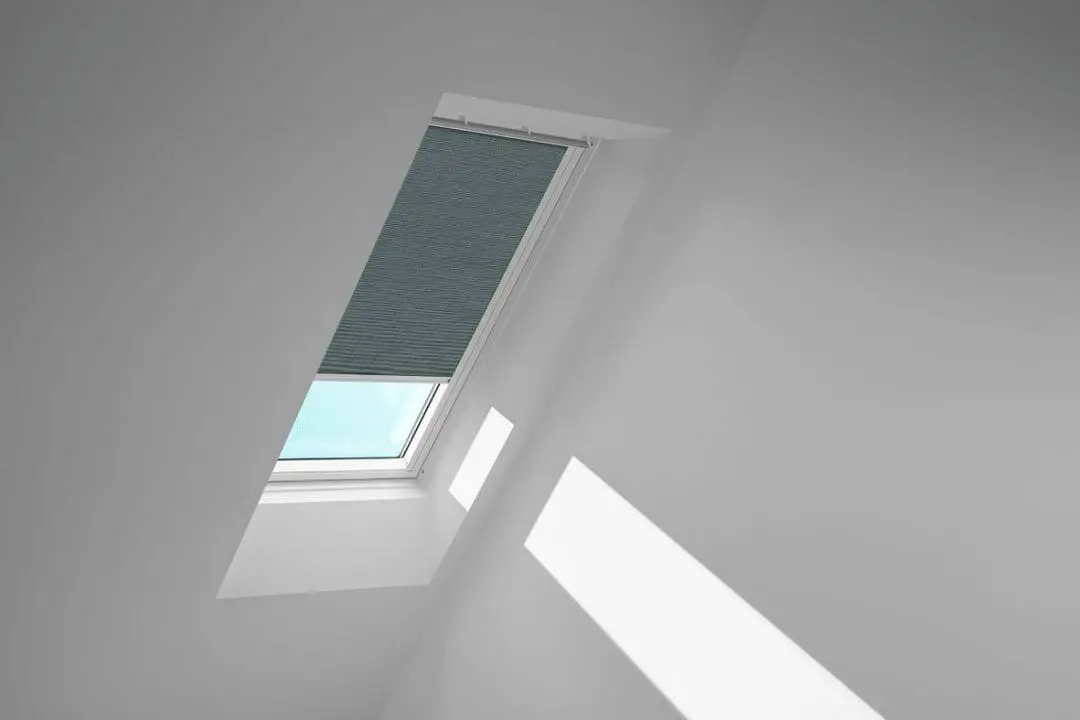 VELUX Standard-Sichtschutzrollo mit Führungsschienen Rollo manuell RFL C02 4170S Blaugrau,Schiene alu PG:P-RFLC024170S