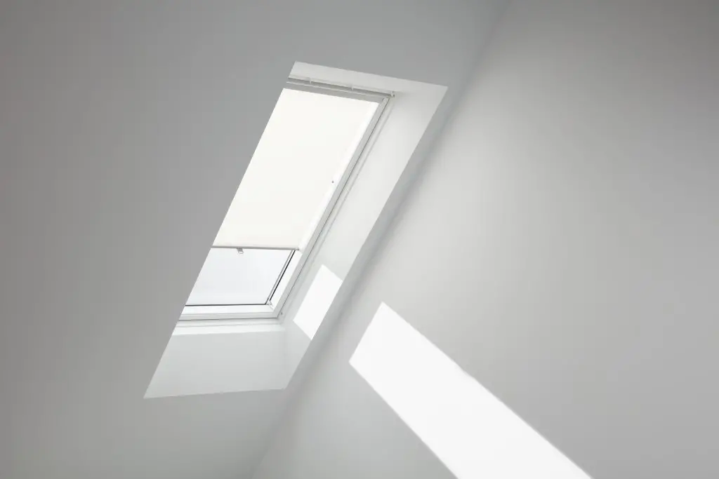 VELUX Sichtschutzrollo mit Haltekrallen für ältere Kunststofffenster RHU-RHU1001028M