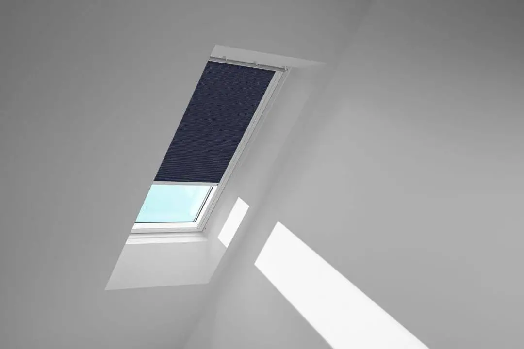VELUX Standard-Sichtschutzrollo mit Führungsschienen Rollo manuell RFL 102 9050S Dunkelblau,Schiene alu PG:S-RFL1029050S