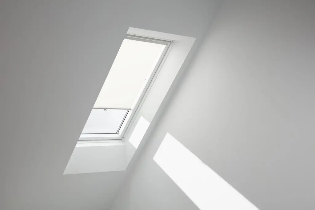 VELUX Sichtschutz-Rollo manuell mit Haltekrallen RG-RG0231028M