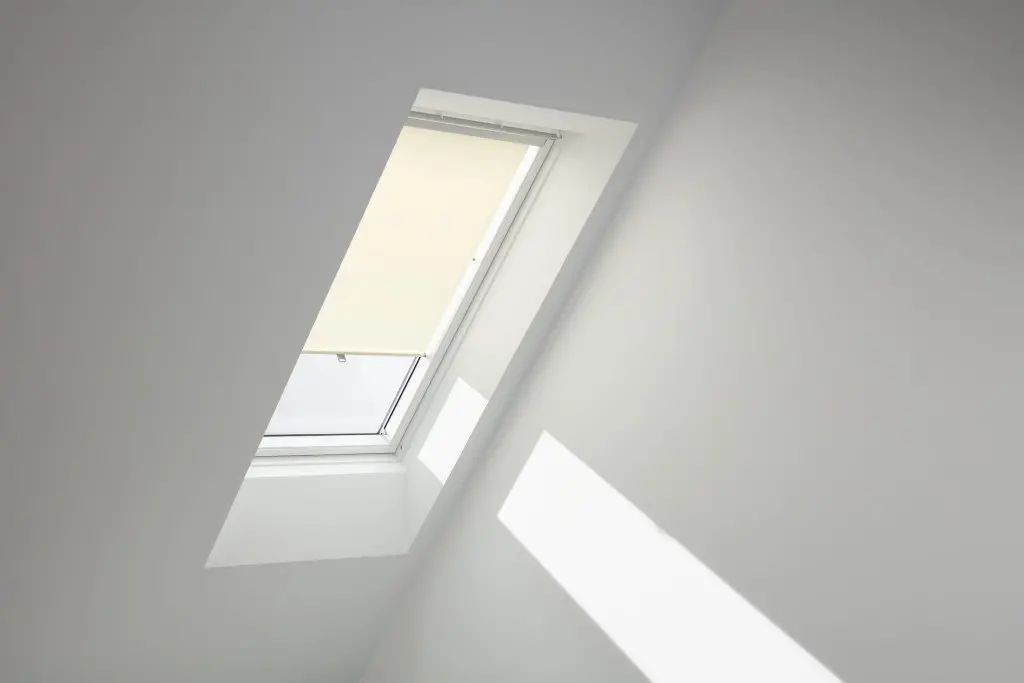 VELUX Sichtschutz-Rollo manuell mit Haltekrallen RLT-RLT1031086M