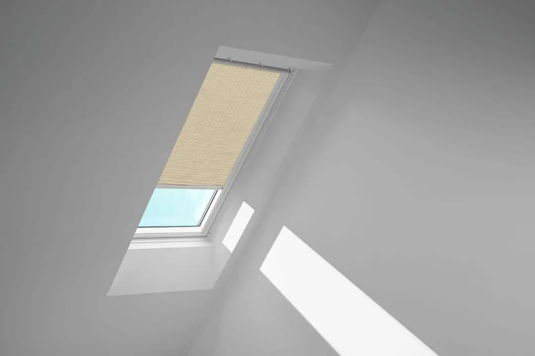 VELUX Standard-Sichtschutzrollo mit Führungsschienen Rollo manuell RFL C02 4171S Sandbeige gep.,Schiene alu PG:P-RFLC024171S
