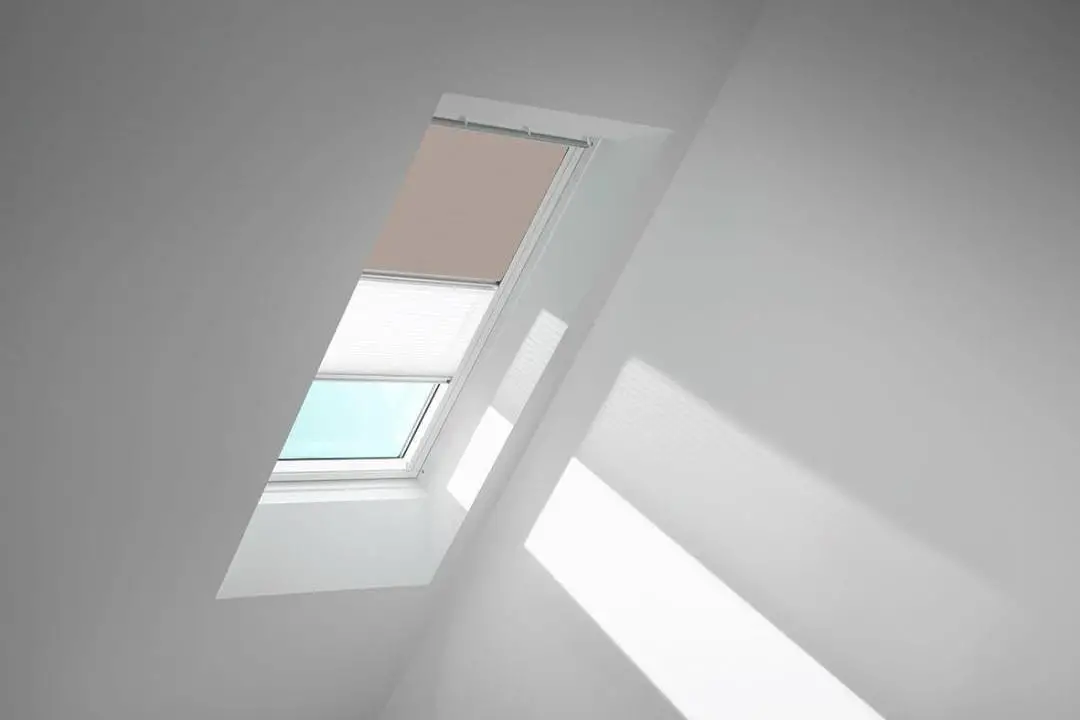 VELUX Vorteils-Set Verdunkelungsrollo mit Faltstore DFD C02 4580S Helltaupe/Weiß,alu PG:P-DFDC024580S