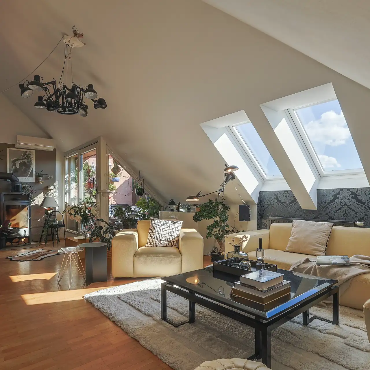 VELUX und Roto Dachfenster im direkten Vergleich im ausgebauten Dachgeschoss