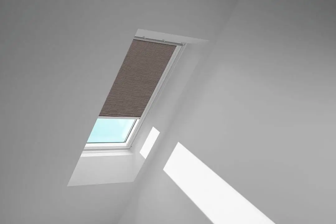 VELUX Standard-Sichtschutzrollo mit Führungsschienen Rollo manuell RFL C02 4168S Rosenholz,Schiene alu PG:P-RFLC024168S