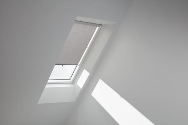 VELUX Sichtschutzrollo mit Haltekrallen für ältere Kunststofffenster RHU
